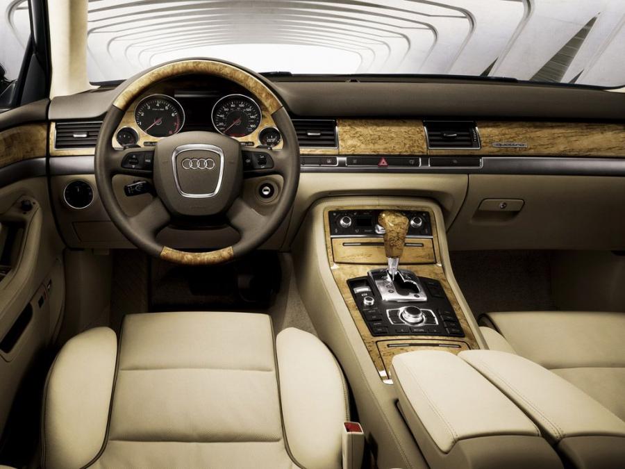 Торпедо Audi A8 L W12 Quattro (D3) 2008 года  (фото 13 из 20)